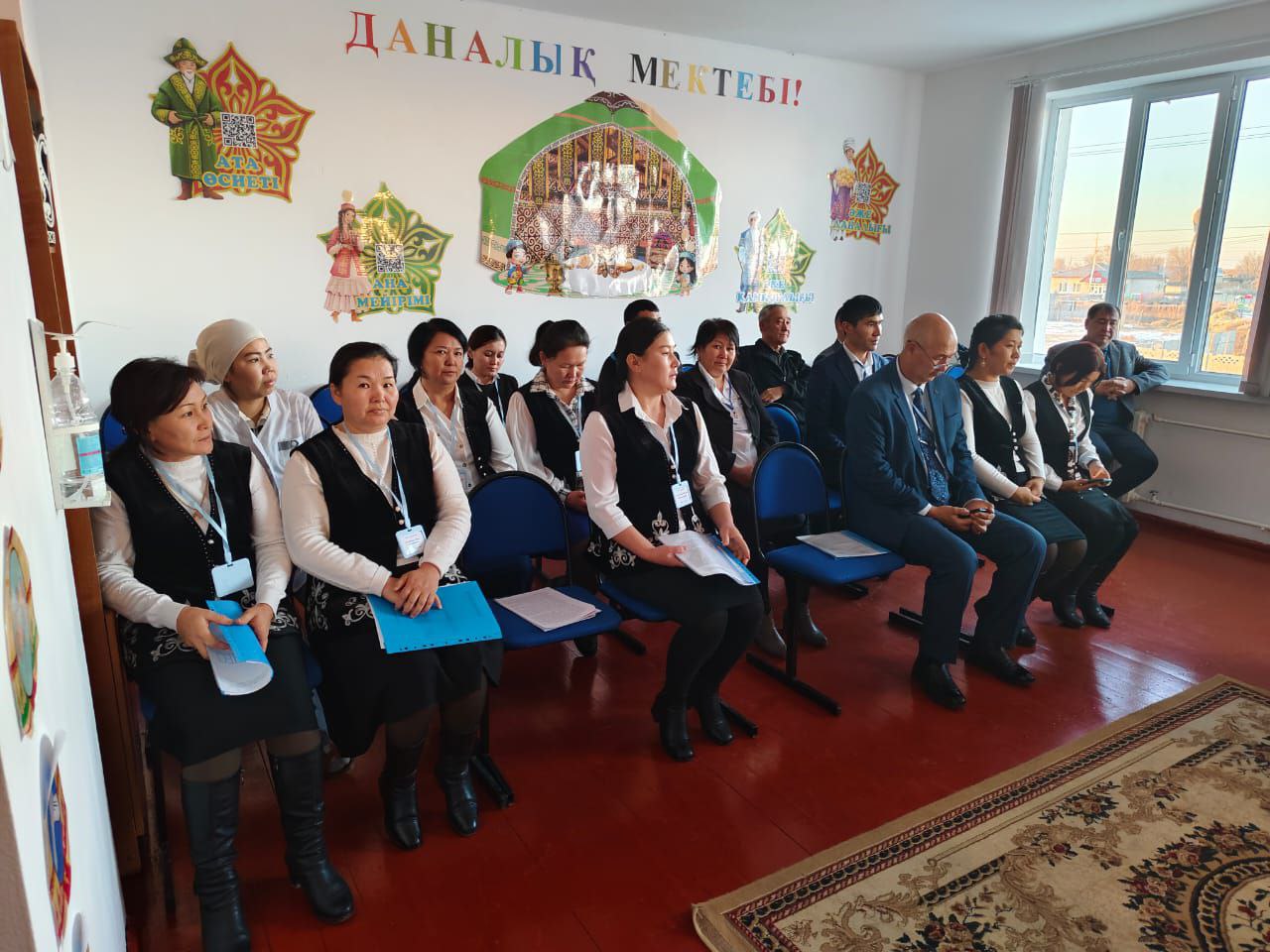 Сарысу ауданы білім бөлімінің басшысы Ж.Жарықбасов Досбол орта мектебі ұжымымен кездесті.